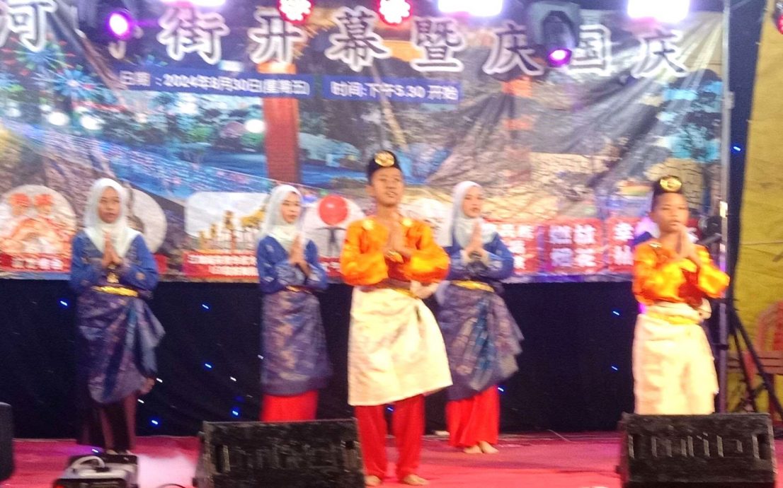 (已签发)柔:**版头**加拉巴沙威河畔街开幕 3千人同庆67周年国庆日