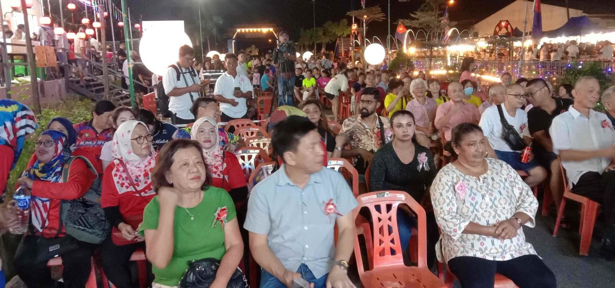 (已签发)柔:**版头**加拉巴沙威河畔街开幕 3千人同庆67周年国庆日