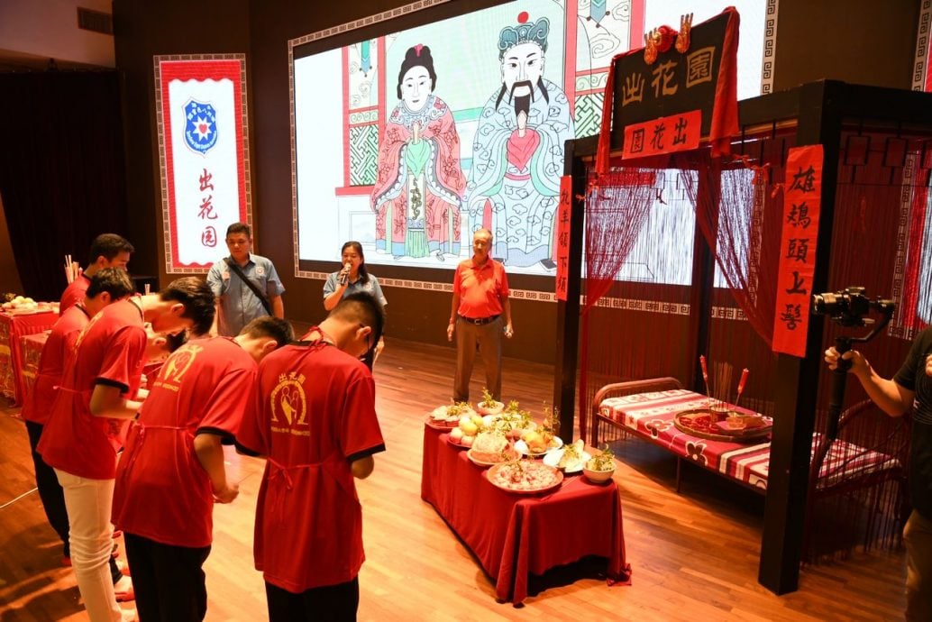 (已签发)柔:**版头或显刊**穿红肚兜踩木屐咬鸡头,柔潮州八邑会馆50少年“出花园”
