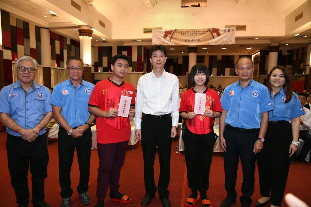 (已签发)柔:**版头或显刊**穿红肚兜踩木屐咬鸡头,柔潮州八邑会馆50少年“出花园”