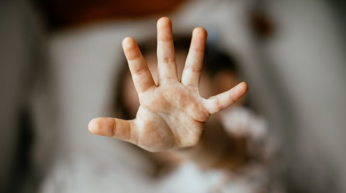 (已签发)柔:狮城二三事: 妻子患病住院 男子把继女当性玩偶强奸被判监打鞭