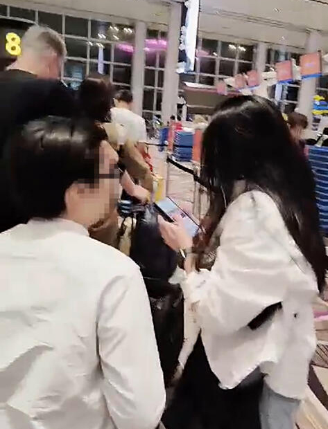 (已签发)柔:狮城二三事:飞机满座错过父忌日 女子泪洒机场