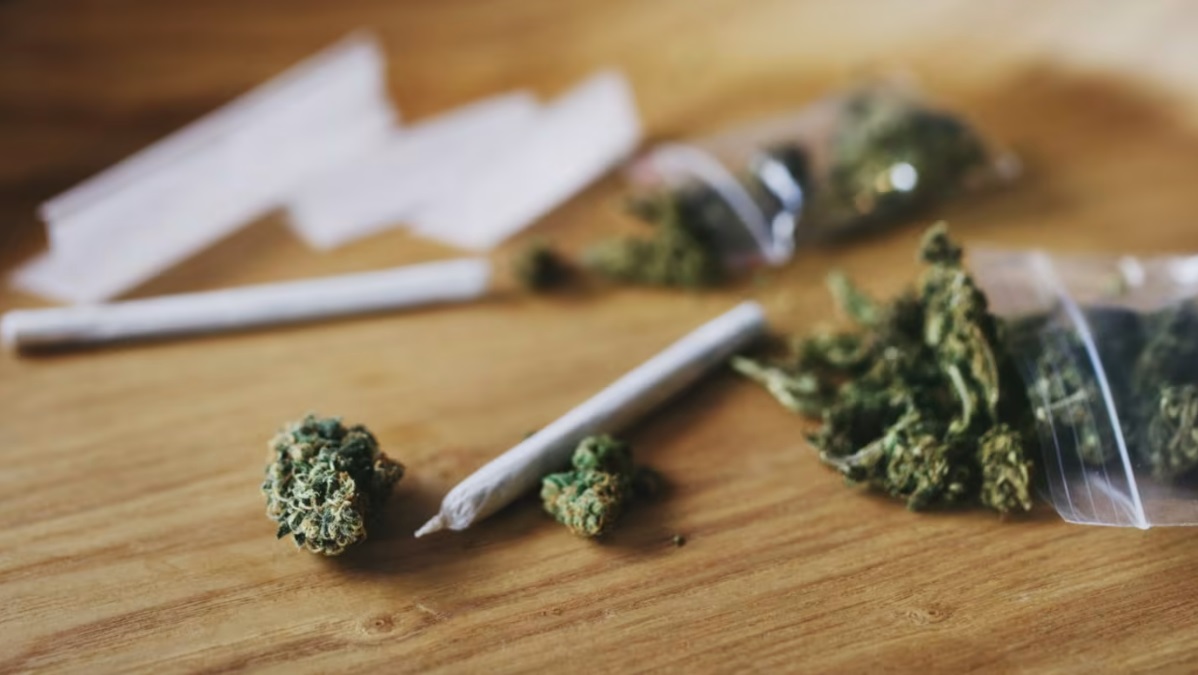 (已签发)柔:狮城二三事:一边服役一边贩毒 国民服役人员被判监打鞭