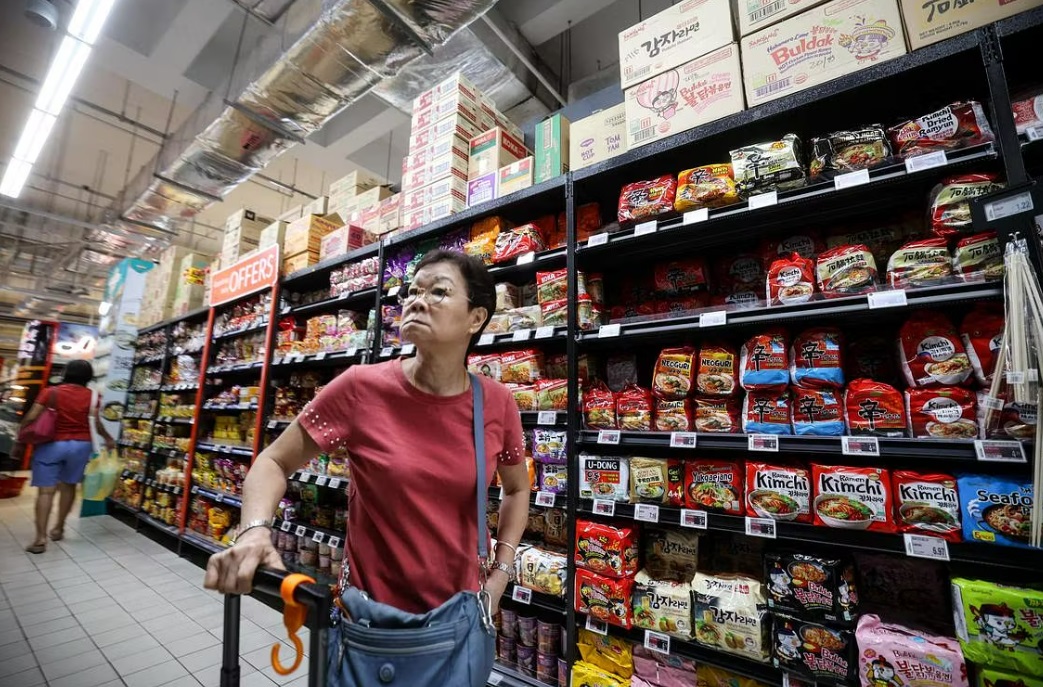 (已签发)柔:狮城二三事:为减钠降脂 酱料快熟面食用油等须标明营养等级