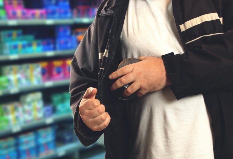 (已签发)柔:狮城二三事:今年上半年 实体罪案增4.1% 商店偷窃占最多