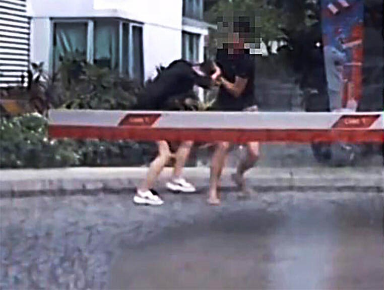 (已签发)柔:狮城二三事:夫妻爆冲突 夫强行拖拽妻