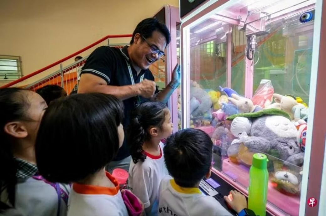 (已签发)柔:狮城二三事:学校引入抓娃娃机等游戏 鼓励学生培养积极行为
