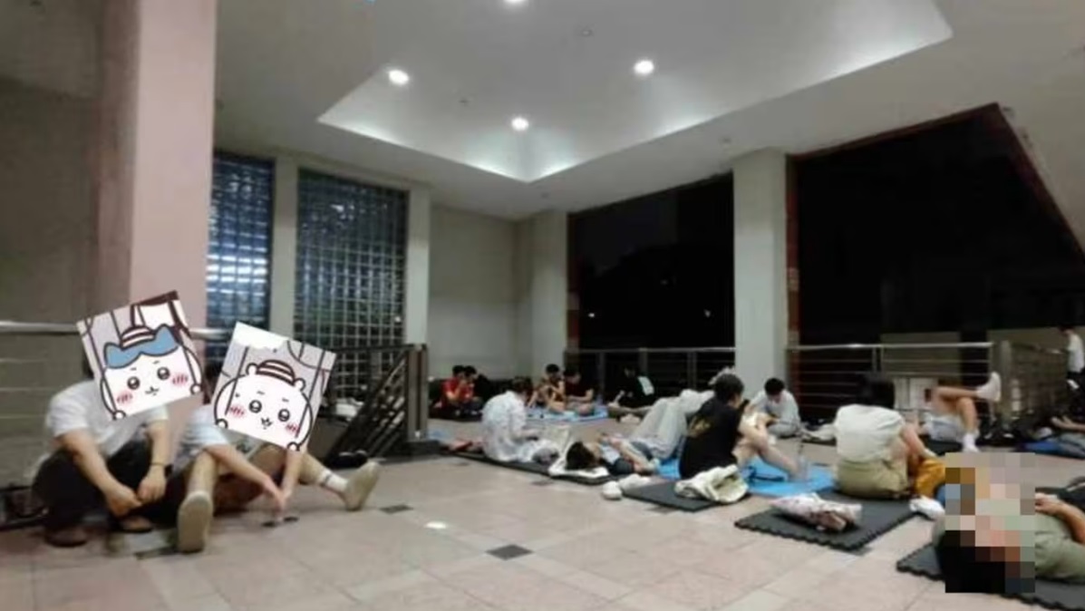 (已签发)柔:狮城二三事:担心逾期居留 国大留学生半夜打地铺排队拿限定号码牌办准证