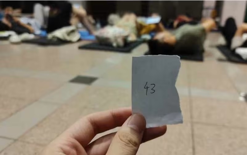 (已签发)柔:狮城二三事:担心逾期居留 国大留学生半夜打地铺排队拿限定号码牌办准证