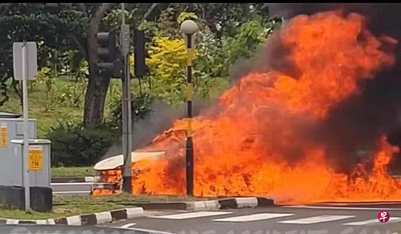 (已签发)柔:狮城二三事:汽车行驶中突冒烟 起火狂烧司机逃命
