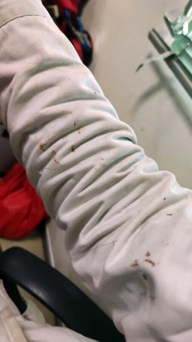 （已签发）柔：狮城二三事：男子公厕暴打女友　热心民众制伏报警