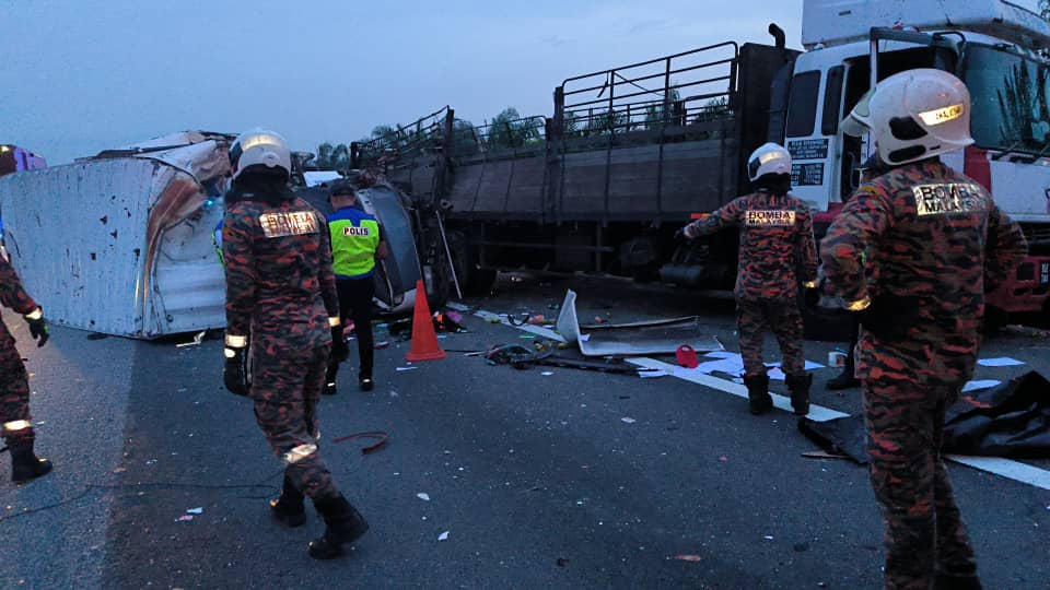 (已签发)柔:罗里南北大道抛锚停紧急车道 拖格罗里失控撞上跟车员死