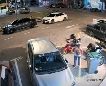 (已签发)柔:若无其事“牵走”摩托车,警加紧追缉鸳鸯贼