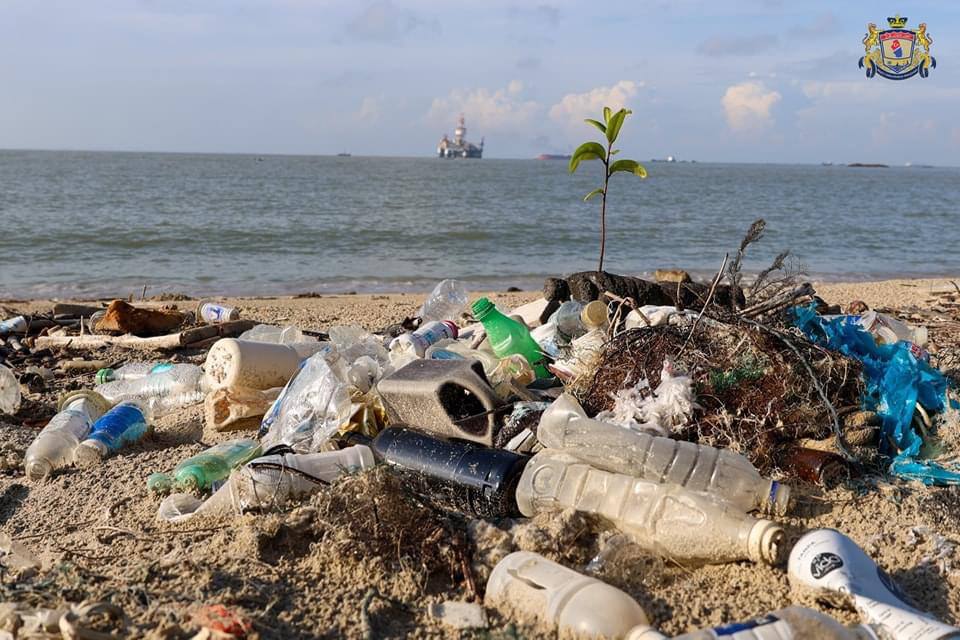 (已签发)柔:边佳兰市议会净滩活动 清理454.8公斤垃圾与焦油球