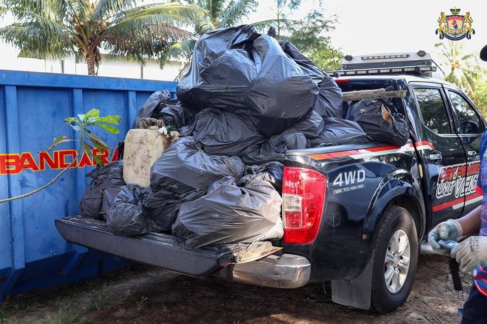 (已签发)柔:边佳兰市议会净滩活动 清理454.8公斤垃圾与焦油球