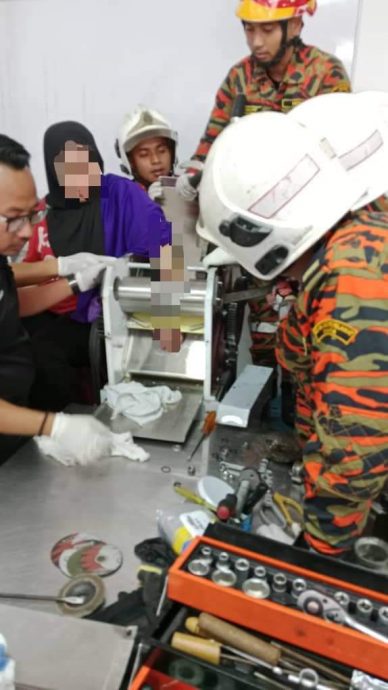 (已签发)柔:面团压片机器“咬”手,女员工左手多处骨折