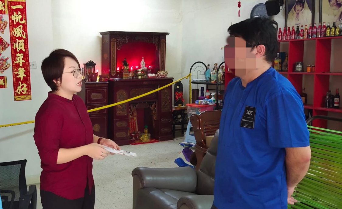 (版2头)大都会:排屋地陷,一家五口逃命/6图