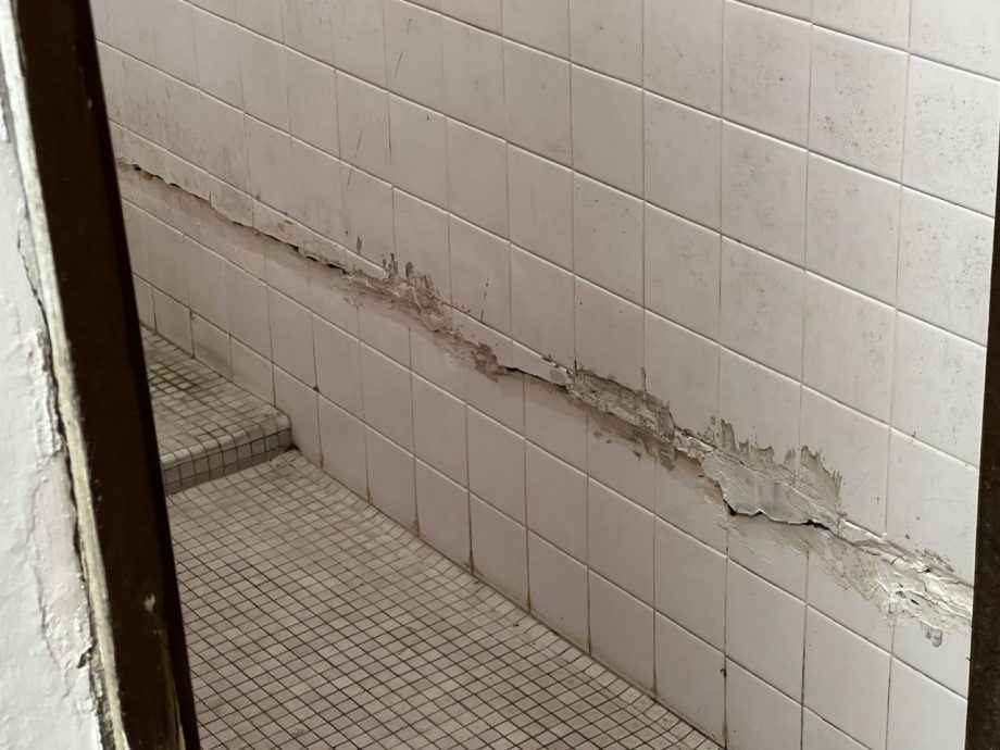 (版2头)大都会:排屋地陷,一家五口逃命/6图