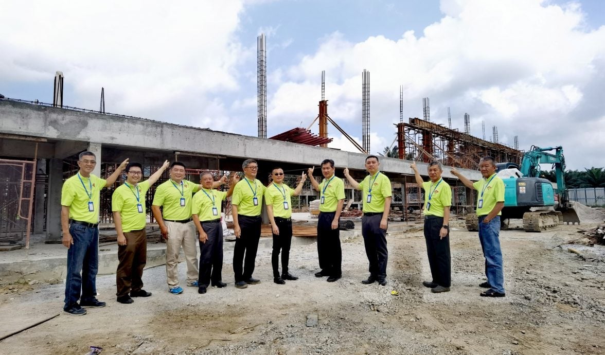 (版头)大都会/中南华小董事部为学生赞助星洲日报/4图