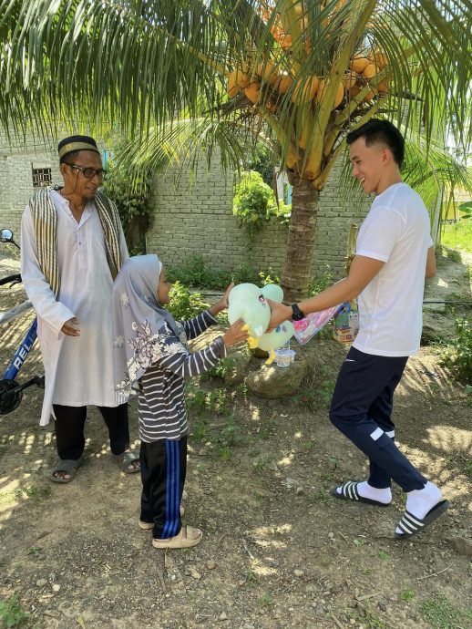 (配合报纸,留明天再上网)暖势力|骑车送女受教育感动全网 穷困慈父获赠全新摩托