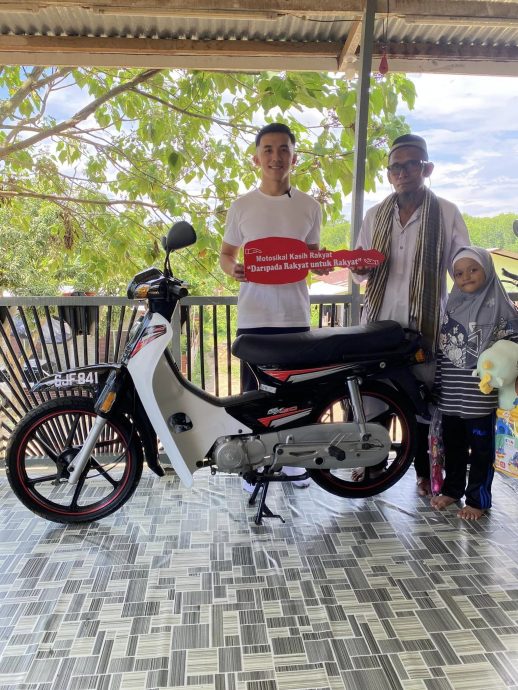 (配合报纸,留明天再上网)暖势力|骑车送女受教育感动全网 穷困慈父获赠全新摩托