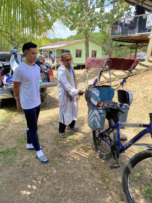 (配合报纸,留明天再上网)暖势力|骑车送女受教育感动全网 穷困慈父获赠全新摩托