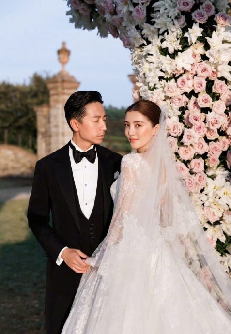 吴千语化身童话公主 欧式庄园中甜吻百亿富三代