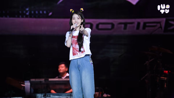  IU菲律宾巡演吃药手脚全肿 开唱前认：状况很不好