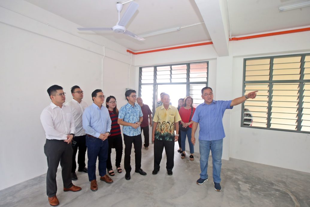 me03主文-大都会/马华领袖巡视班丹中华华小/4图