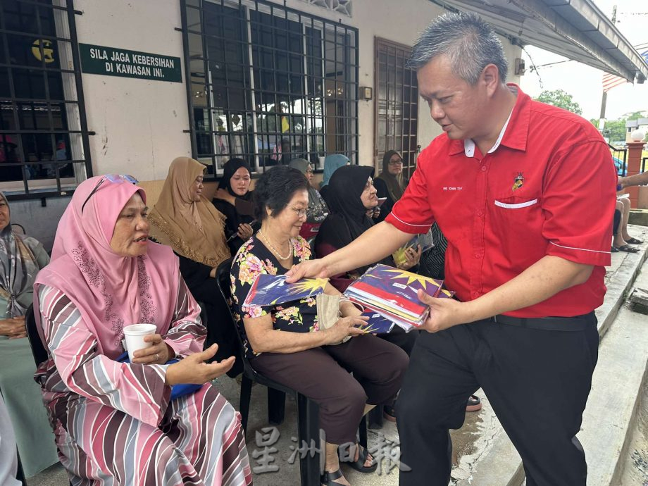 NS封面次文/沉香州议员服务中心推动社区挂国旗活动,向选区46个单位派国旗