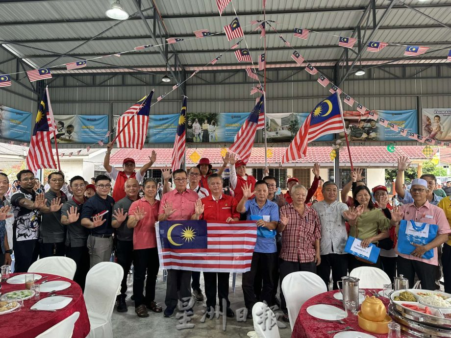 NS封面次文/沉香州议员服务中心推动社区挂国旗活动,向选区46个单位派国旗