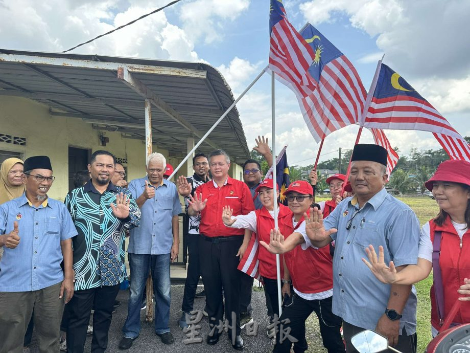 NS封面次文/沉香州议员服务中心推动社区挂国旗活动,向选区46个单位派国旗