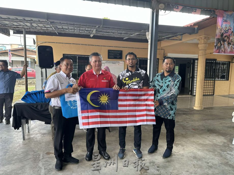 NS封面次文/沉香州议员服务中心推动社区挂国旗活动,向选区46个单位派国旗