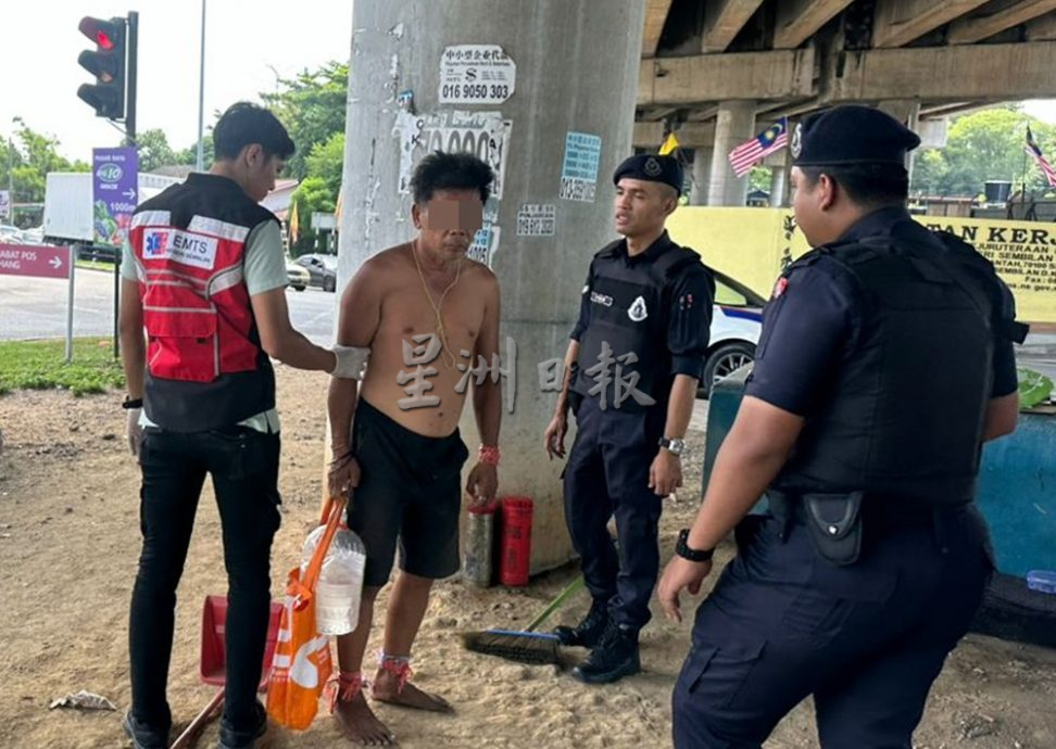 NS芙蓉/天桥底流浪把垃圾当珍宝,芙市议员协助安顿精神失常男