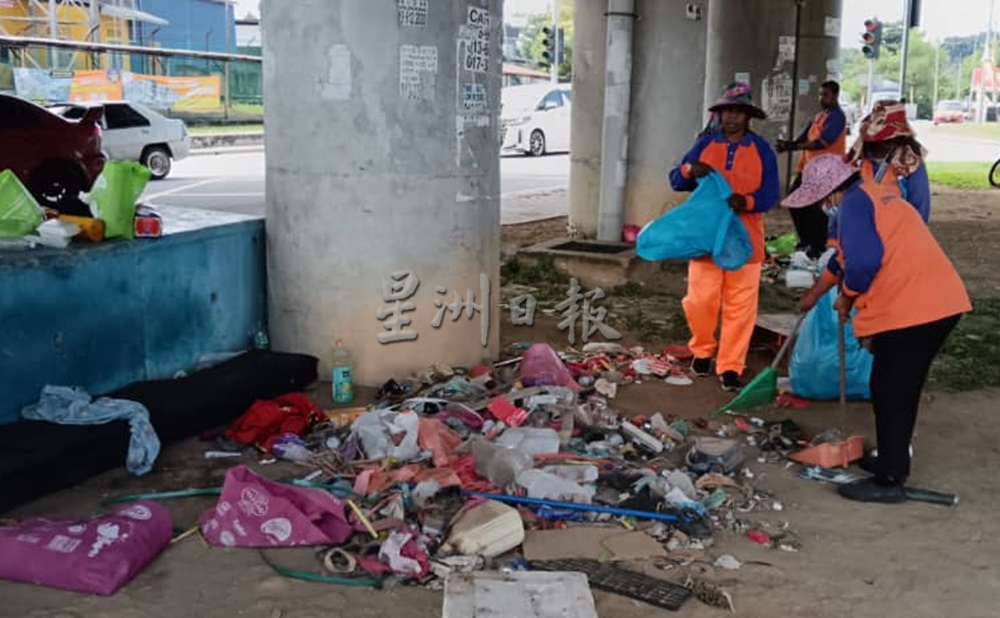 NS芙蓉/天桥底流浪把垃圾当珍宝，芙市议员协助安顿精神失常男