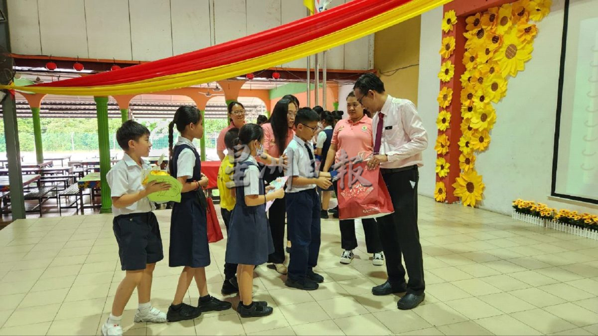NS芙蓉:文丁中华小学副校长郑圳宏欢送会