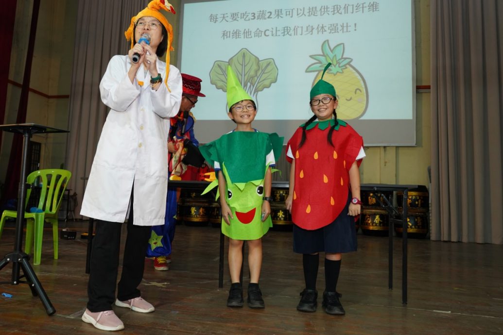 p2 霹/版头/“均衡营养从早餐开始” 育才华小学生乐中学