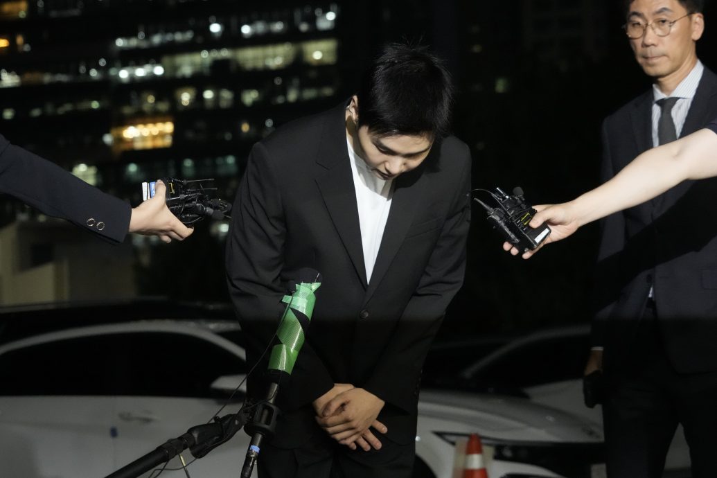 Suga酒驾17天憔悴现身警局 三度鞠躬道歉“大家失望了”