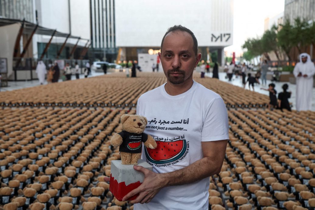 1.5万小熊公仔集多哈 纪念加沙死亡儿童