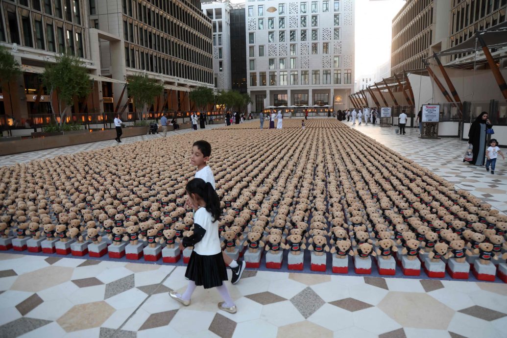 1.5万小熊公仔集多哈 纪念加沙死亡儿童