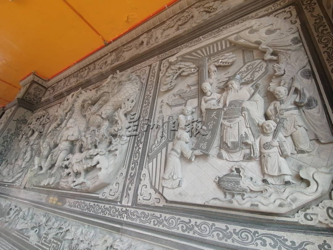 《星角摄》“斗母宫牌楼白天巍峨气派夜间耀眼浪漫。”