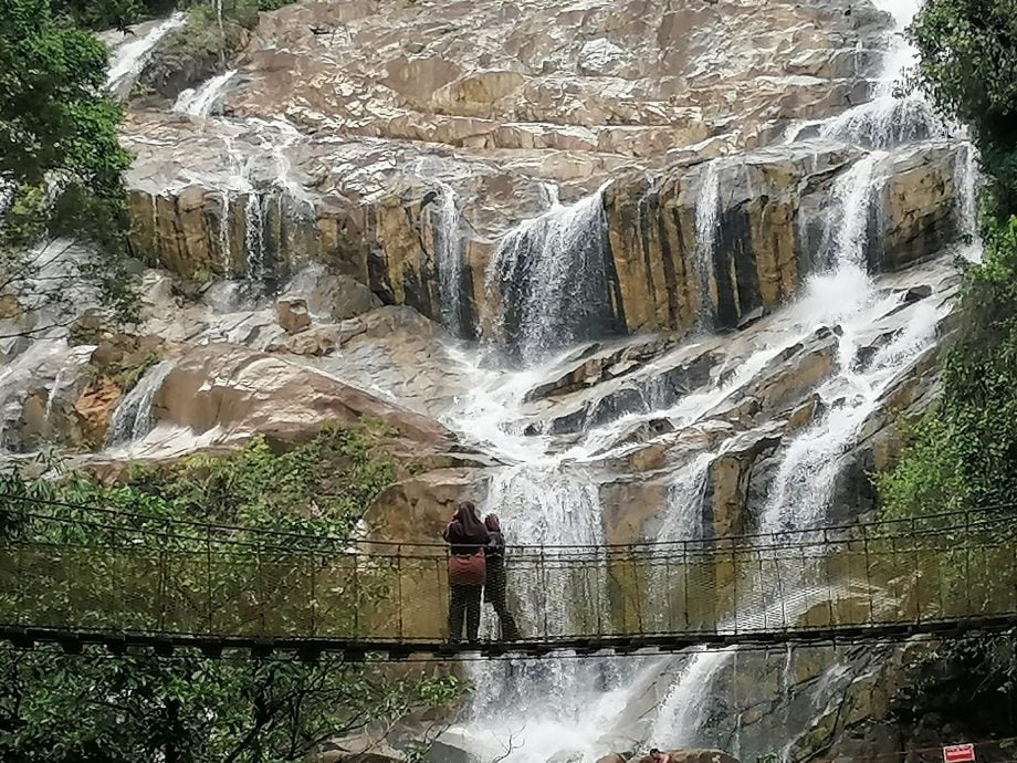 5/9 东 /共享稿:《半岛心旅行》“戏水、野餐、露营烧烤,到班珍瀑布享受宁静与惬意。