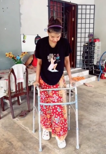 3任首相夫人女保镖获重生 车祸2个月已能拄拐杖行走