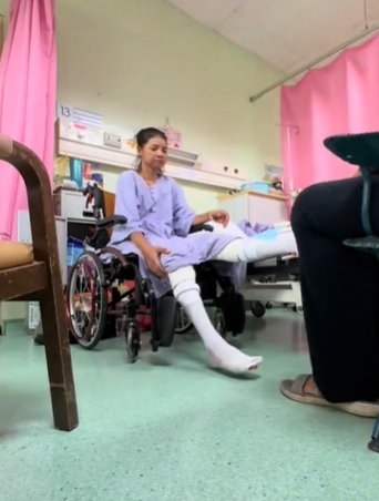 3任首相夫人女保镖获重生 车祸2个月已能拄拐杖行走