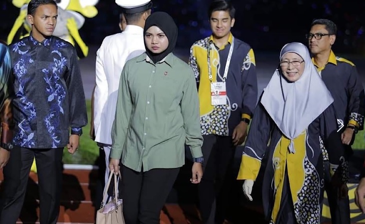 3任首相夫人女保镖获重生 车祸2个月已能拄拐杖行走