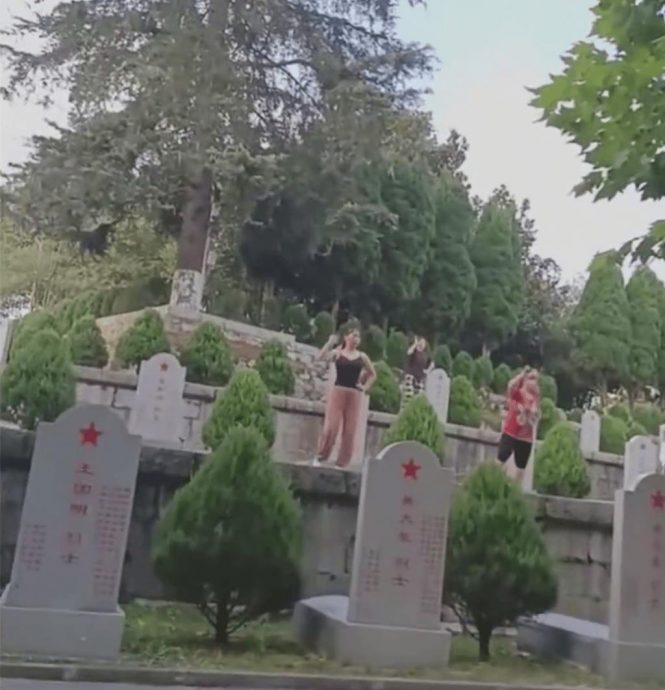 “墓仔埔”也敢去!云南大妈墓碑前跳广场舞挨轰