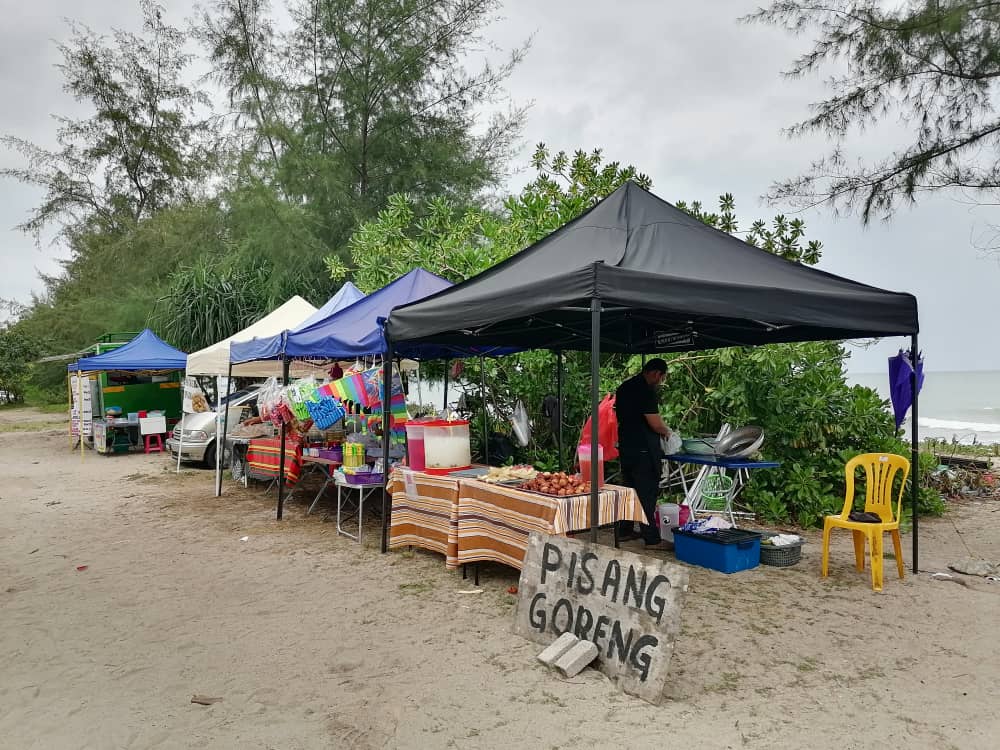 “岩石海龟壁画”观光热潮带来商机。关丹市厅:路旁摊贩营业皆未申请执照。