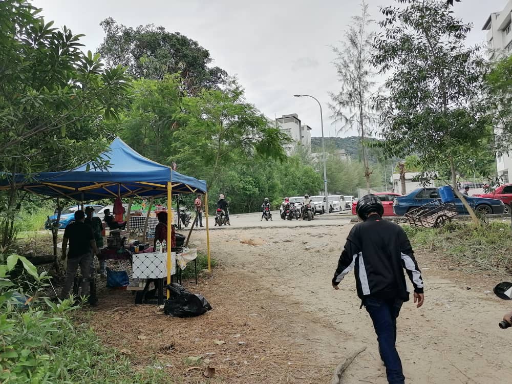 “岩石海龟壁画”观光热潮带来商机。关丹市厅:路旁摊贩营业皆未申请执照。