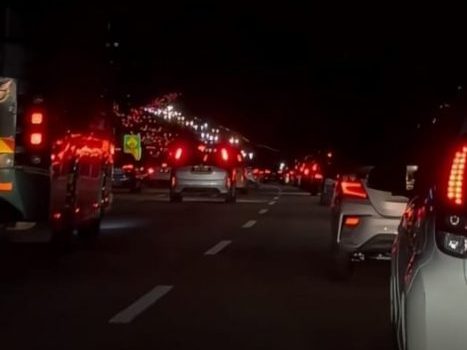 “隆市塞车10小时抵双溪大年” 网民抱怨大道回乡路途艰辛