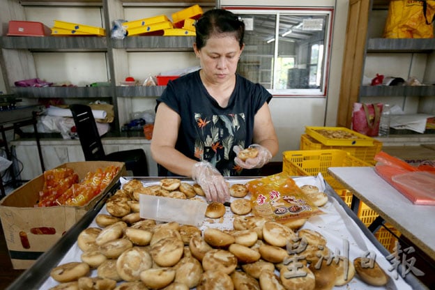 【一日五餐之绝味手信篇/爱乡椰壳炭烧香饼】古早味窑烤香饼,裹满手作的温度